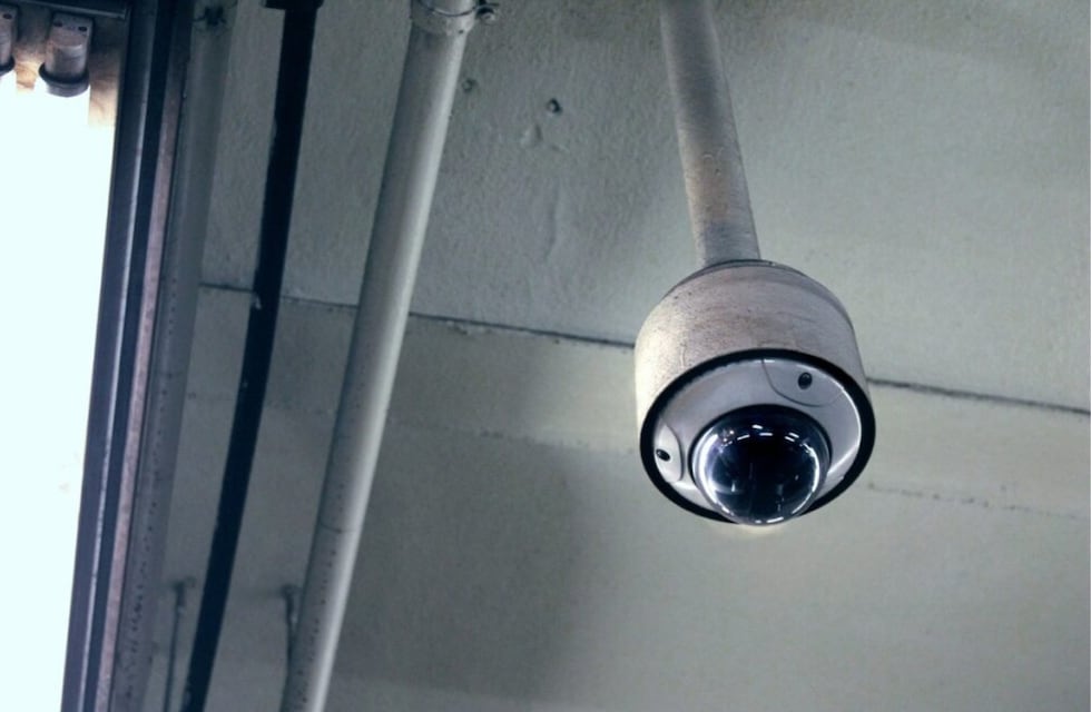 Alquiló un departamento y descubrió que el propietario la grababa en secreto: “Justo arriba de mi cama”