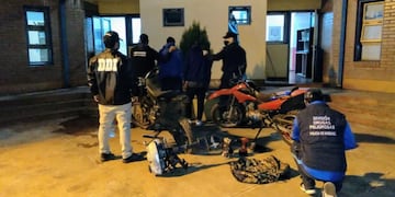 Allanaron dos viviendas y encontraron varios elementos denunciados como robados.