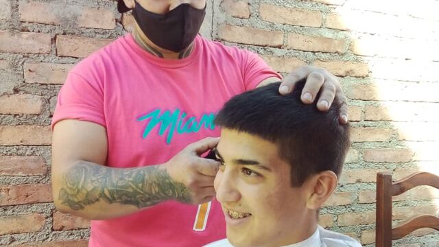 Los peluqueros realizan una movida solidaria para ayudar a la familia de un niño de 4 años que padece cáncer.