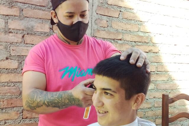 Los peluqueros realizan una movida solidaria para ayudar a la familia de un niño de 4 años que padece cáncer.