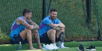 Messi y De Paul en la práctica de la Selección. Foto: Olé
