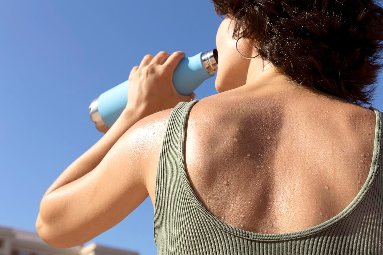 A la hora de practicar deportes en verano, recomiendan evitar los horarios más peligrosos, hidratarse mucho, disminuir la intensidad y realizar pausas frecuentes.