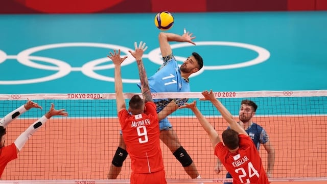 Sebastián Solé en pleno ataque contra un desprolijo bloqueo ruso.