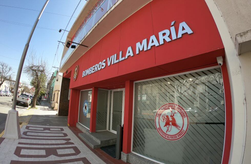 Villa María: protagonizó un choque, lo asistieron los bomberos y terminó atacándolos
