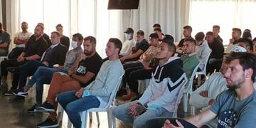 Los jugadores, cuerpo técnico y directivos, recibieron la capacitación.