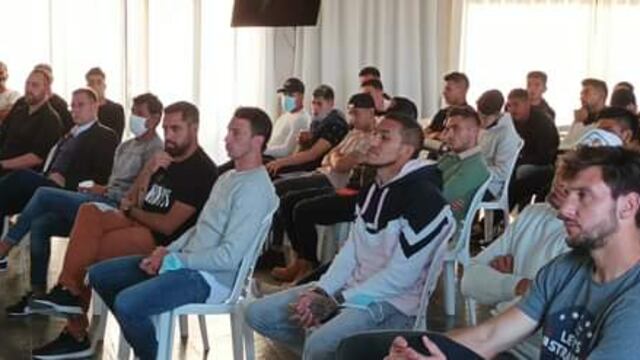 Los jugadores, cuerpo técnico y directivos, recibieron la capacitación.