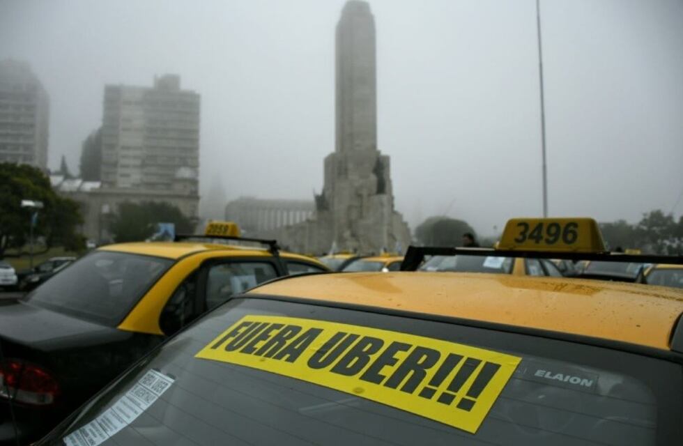 Uber en Rosario: taxistas preparan una marcha masiva para exigir su completa prohibición
