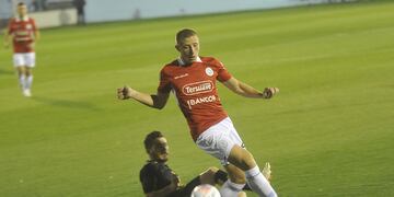 Juan Barinaga, el rendidor lateral derecho de Belgrano, sufrió un desgarro (Javier Ferreyra).