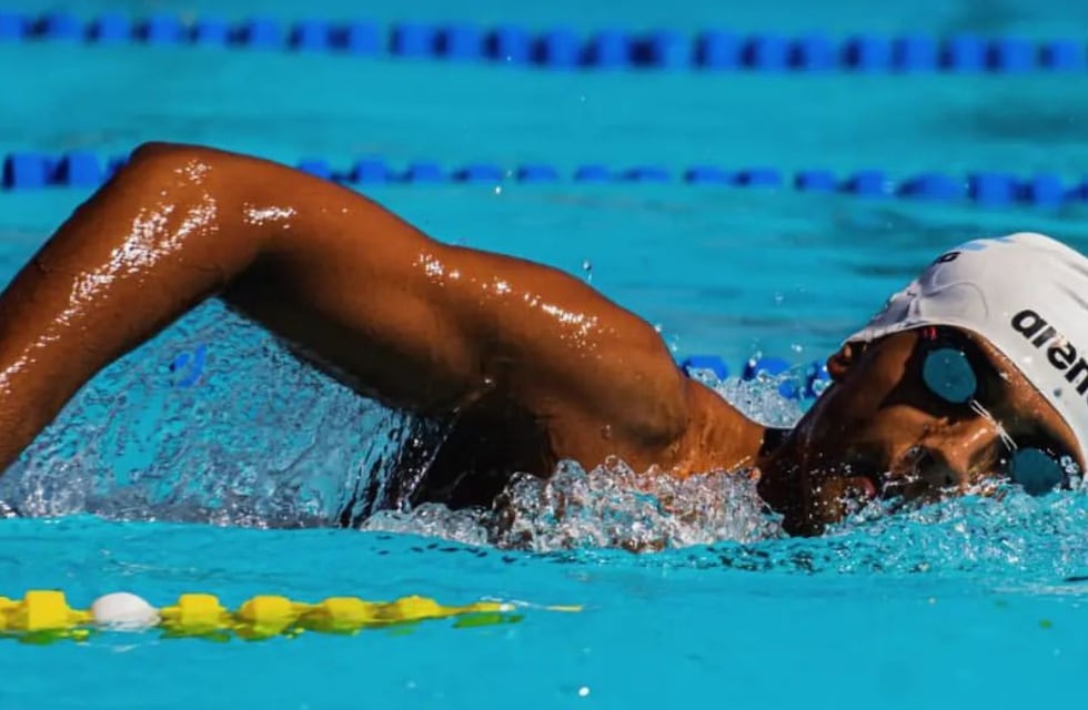 Comenzó a nadar por una enfermedad y clasificó al mundial: la historia de un adolescente de Córdoba