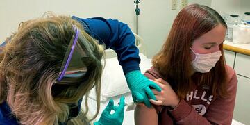 Adolescentes sin enfermedades previas podrán recibir su vacuna contra el covid-19 cuando llegue la Pfizer.