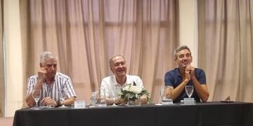 Armado. El gobernador Juan Schiaretti, con los diputados Carlos Gutiérrez y Florencio Randazzo. Se reunieron el jueves pasado en la Casa de Córdoba en Capital Federal. Analizaron el armado del nuevo espacio en la provincia de Buenos Aires. (Twiiter Carlos Gutiérrez)