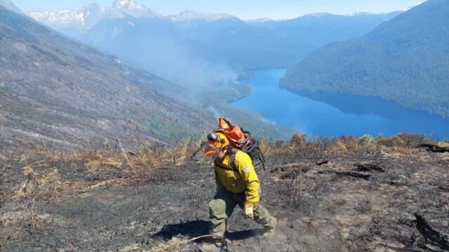 El fuego que se desató en el lago Martin sigue sin control.
