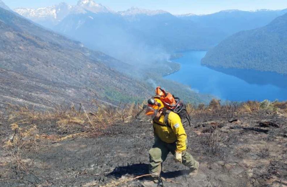 Bariloche: el incendio avanzó al lago Steffen y tuvieron que evacuar a los pobladores