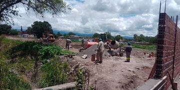 Continúan las obras en el polémico cementerio para muertos por coronavirus en Cerrillos