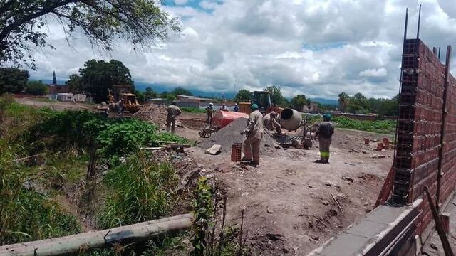 Continúan las obras en el polémico cementerio para muertos por coronavirus en Cerrillos