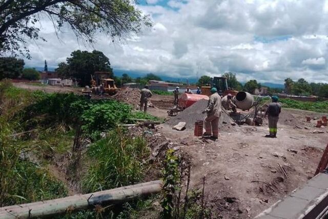 Continúan las obras en el polémico cementerio para muertos por coronavirus en Cerrillos