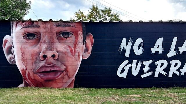 Gabriel Griffa pintó un mural en Casilda donde plasmó un “No a la guerra” junto al rostro de un soldado