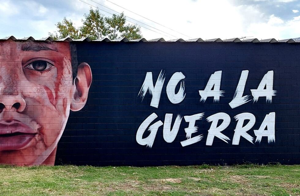 Gabriel Griffa pintó un mural en Casilda donde plasmó un “No a la guerra” junto al rostro de un soldado