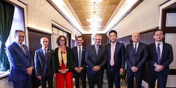 El presidente mantuvo reuniones con representantes de empresas mineras y de energías renovables en Shanghai.