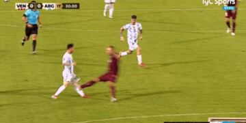 Eliminatorias: la patada criminal que casi fractura a Lionel Messi