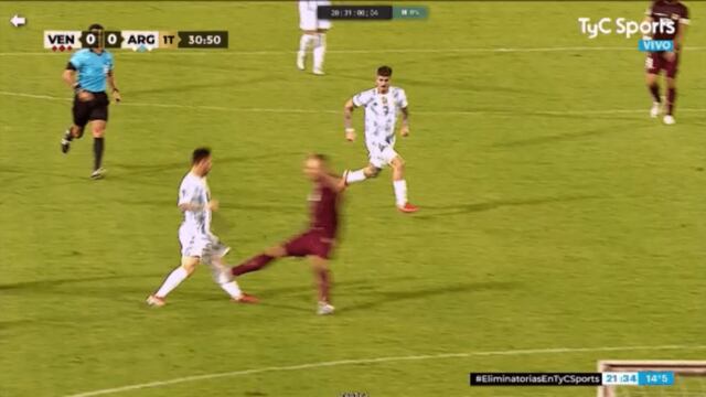 Eliminatorias: la patada criminal que casi fractura a Lionel Messi