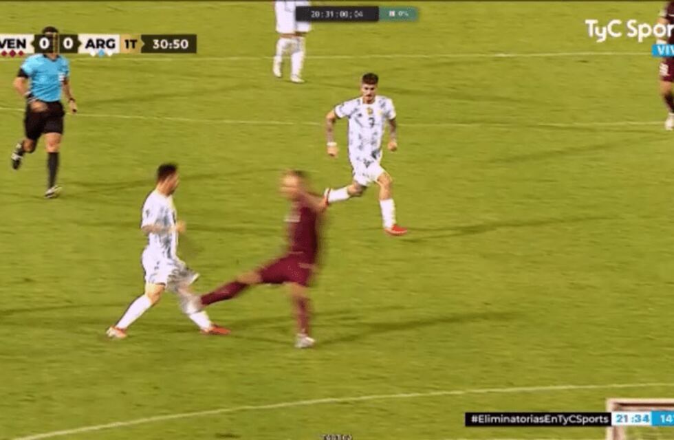 Eliminatorias: la patada criminal que casi fractura a Lionel Messi