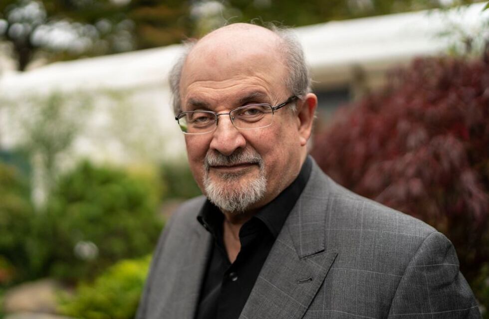 Quién es Salman Rushdie, el escritor que fue apuñalado en el cuello en Nueva York  y que fue amenazado por Irán