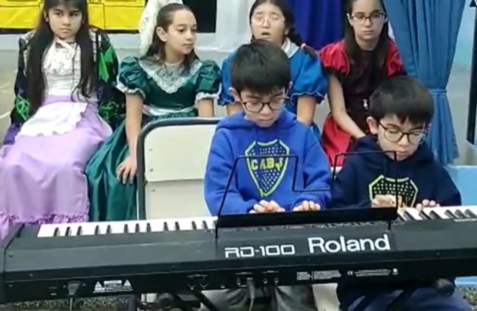 Dos alumnos sorprendieron tocando el Himno Nacional Argentino con el piano en Comodoro