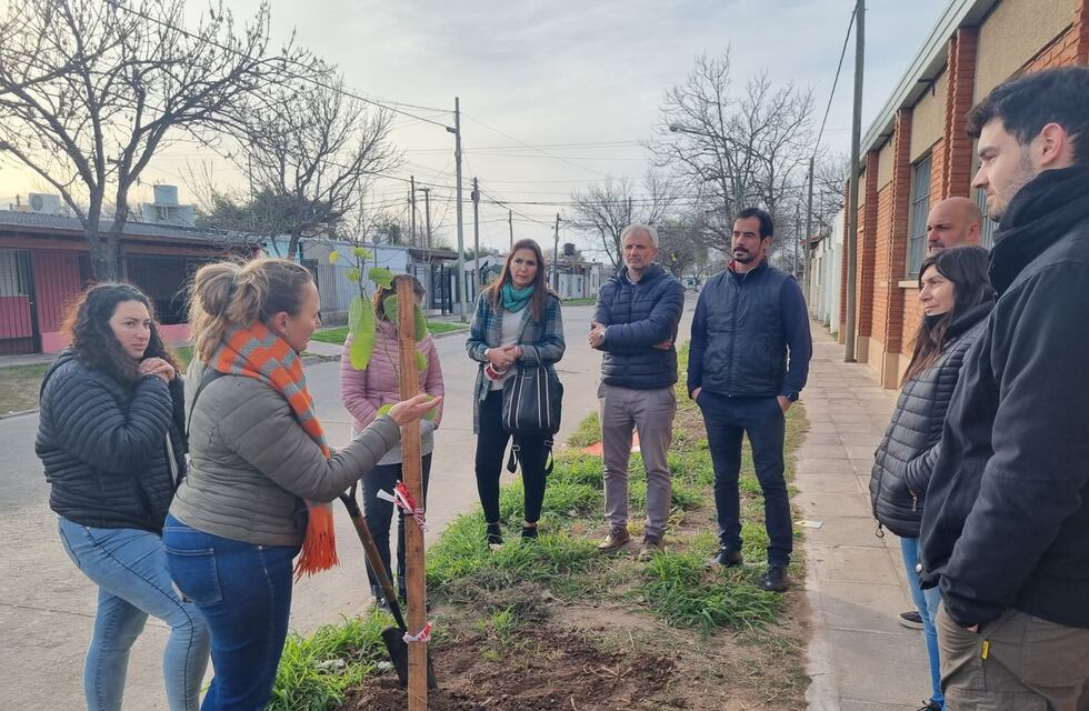 En el marco del día Mundial del Árbol el Instituto para el Desarrollo Sustentable plantó 2 árboles en el Hogar de Menores Madres