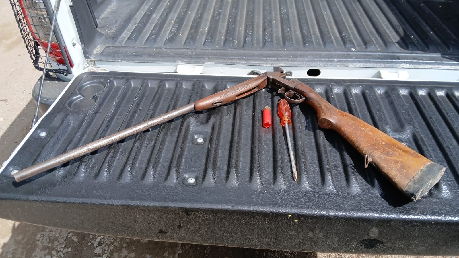 El arma secuestrada en la manzana 61 del barrio 16 de Noviembre.
