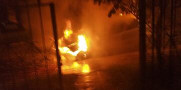 Esta madrugada se incendió un vehículo estacionado