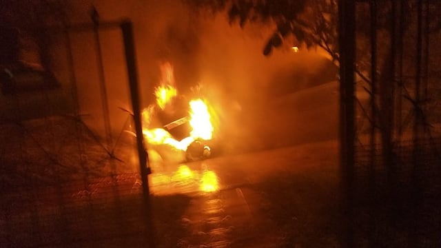Esta madrugada se incendió un vehículo estacionado