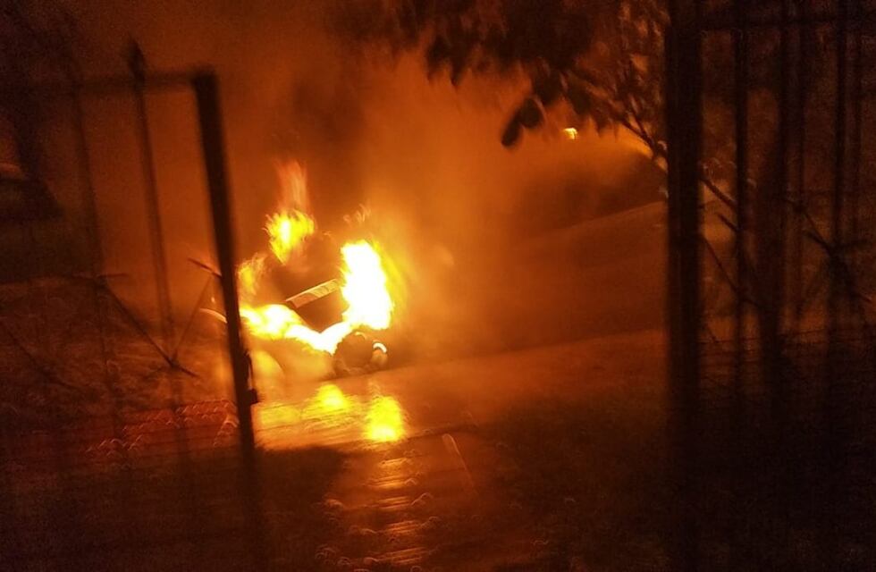 Esta madrugada se incendió un vehículo estacionado