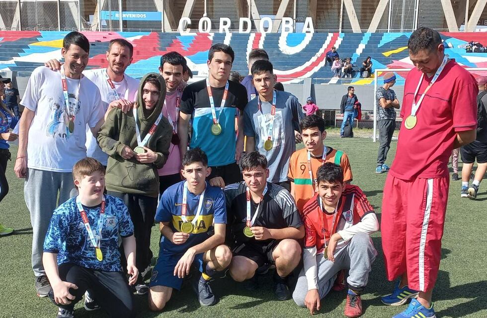 El equipo de fútbol adaptado de la Escuela Carolina Tobar García logró el 3º puesto en la Provincia