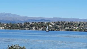 Carlos Paz paisaje soleado.