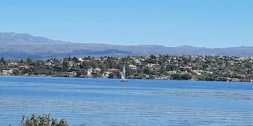 Carlos Paz paisaje soleado.