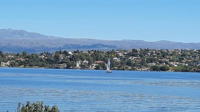 Carlos Paz paisaje soleado.