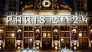 El ayuntamiento de París muestra su nueva decoración inspirada por los Juegos Olímpicos de París 2024, el martes 28 de noviembre de 2023. (AP Foto/Thomas Padilla)