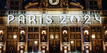El ayuntamiento de París muestra su nueva decoración inspirada por los Juegos Olímpicos de París 2024, el martes 28 de noviembre de 2023. (AP Foto/Thomas Padilla)
