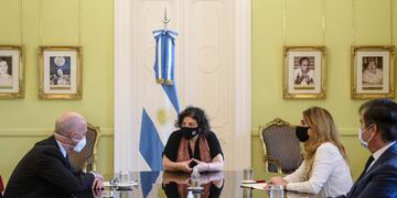 Carla Vizzotti y Cecilia Nicolini se reunieron con el embajador del Reino Unido en Argentina, Mark Kent. (Foto: Ministerio de Salud)