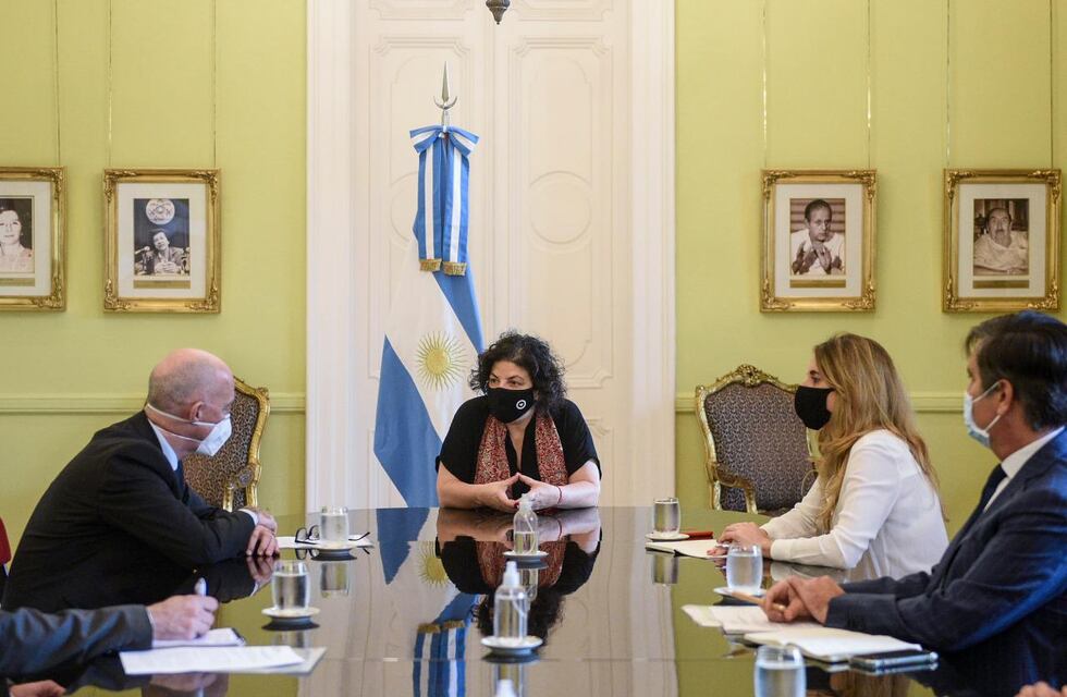 Vizzotti tuvo una reunión con el embajador británico para fabricar en el país la vacuna de Oxford-AstraZeneca