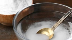 Por qué mezclar agua oxigenada y sal: para qué recomiendan esta preparación