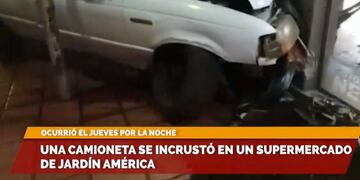 Accidente de tránsito en Jardín América: una camioneta terminó dentro de un supermercado.