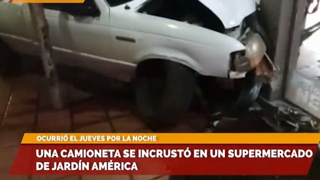 Accidente de tránsito en Jardín América: una camioneta terminó dentro de un supermercado.