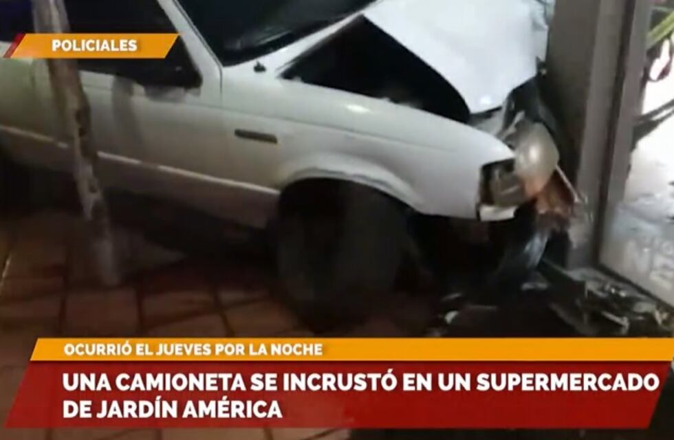Accidente de tránsito en Jardín América: una camioneta terminó dentro de un supermercado