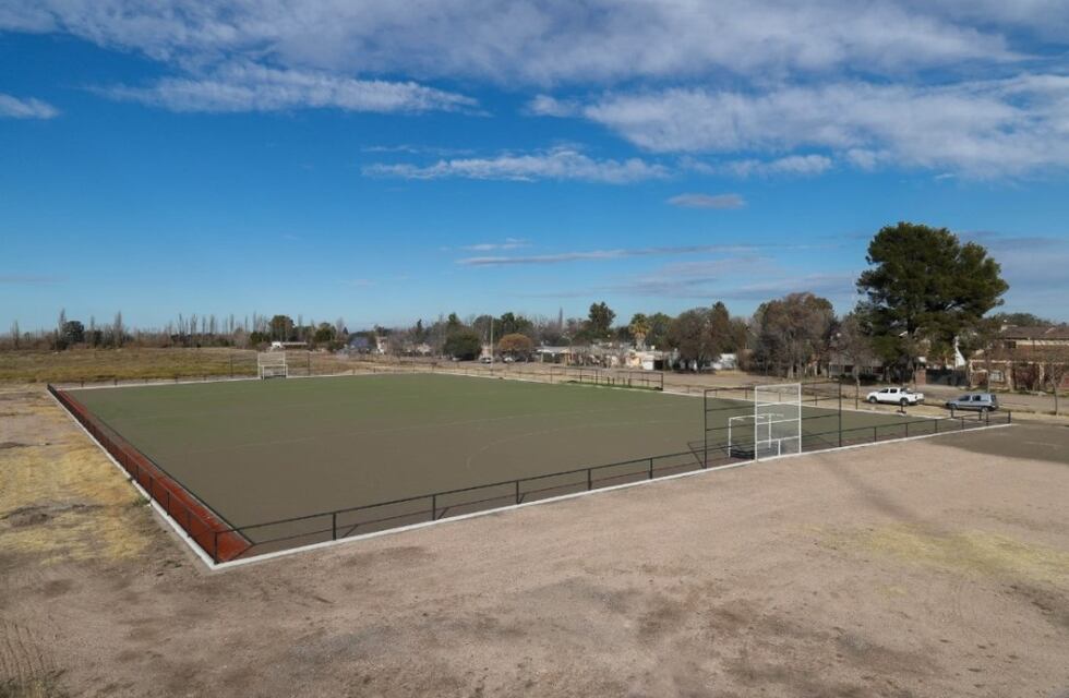 Realizan obras complementarias en la cancha de hockey en Monte Comán