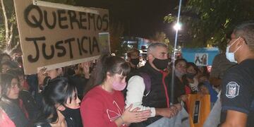 La manifestación se realizó por el centro de General Alvear y culminó frente a la Comisaría. Gentileza Radio 1 Alvear.