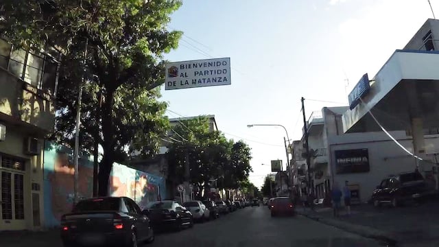 Los ladrones caminaron por las calles de Villa Celina, después de haber sido desnudados por los vecinos.
