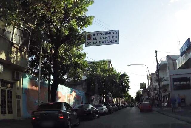 Los ladrones caminaron por las calles de Villa Celina, después de haber sido desnudados por los vecinos.