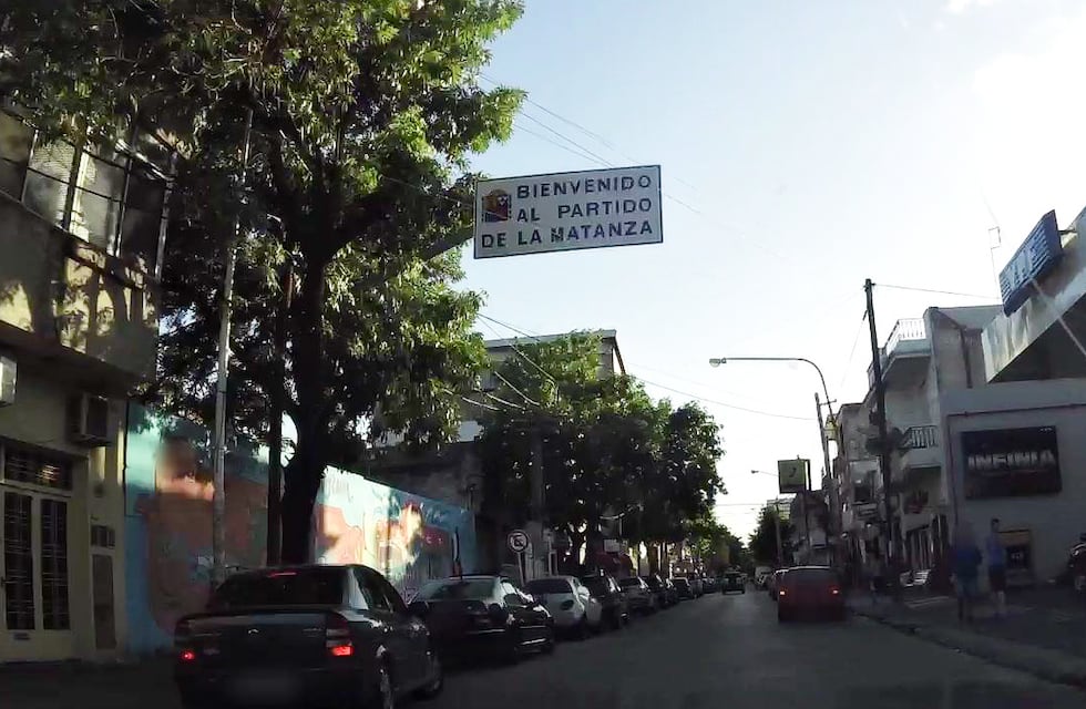 Video: vecinos de Villa Celina atraparon a tres ladrones y los hicieron correr desnudos por la calle